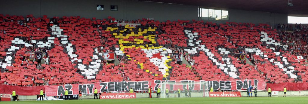 Duro attacco della curva dello Slavia Praga alla UEFA: “Non ci dovete dire come tifare!”