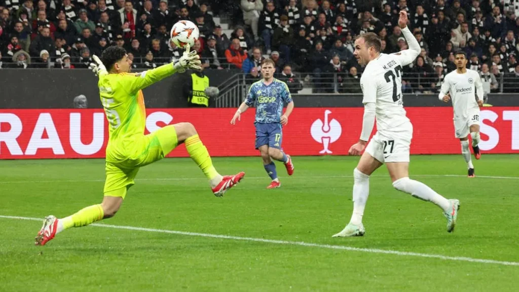 Gotze fa doppietta, l’Eintracht travolge l’Ajax e conquista i quarti di Europa League