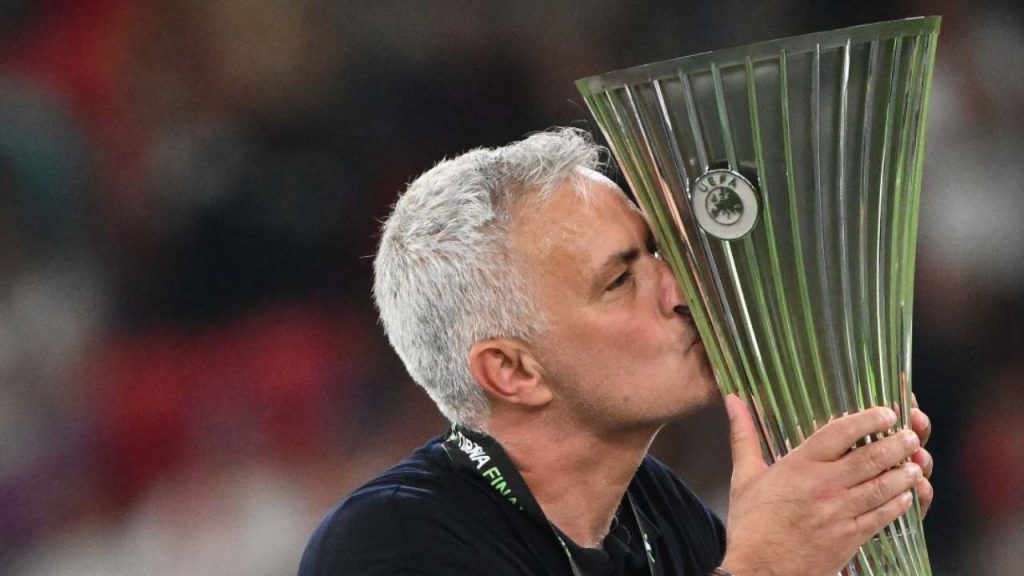 Pace fatta con società e squadra: Mourinho sarà il nuovo allenatore | Vuole vincere un altro trofeo